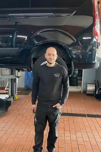 Andreas Friedmann - Kfz-Mechatroniker (aktuell zur Weiterbildung in Vollzeit zum Kfz-Techniker-Meister) Bild: Andreas Friedmann - Kfz-Mechatroniker (aktuell zur Weiterbildung in Vollzeit zum Kfz-Techniker-Meister)